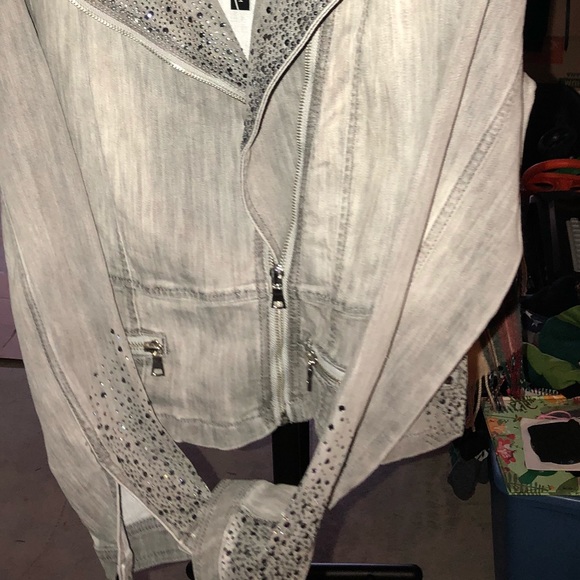 Women’s crystal embellished denim jacket 🧥 - Picture 2 of 7